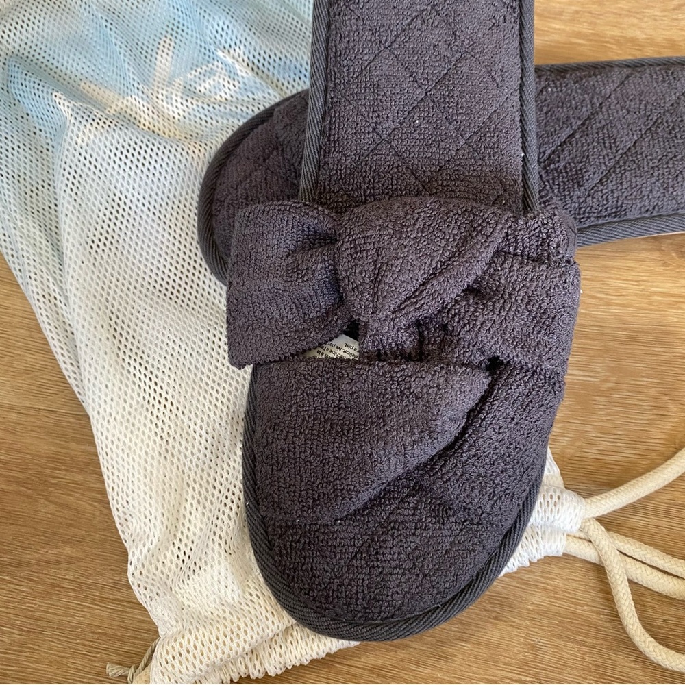 Barefoot Dreams TowelTerry® Sandal in Carbon - Picture 4 of 6